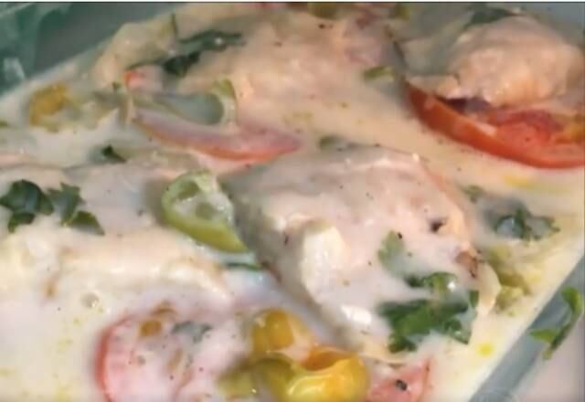 Para o prato principal, a sugestão é um saboroso Ensopado de Peixe, uma receita simples e pouco calórica:
Ingredientes
Filé de peixe
1 Tomate
1 Cebola
Pimenta de cheiro a gosto
1 Dente de alho
Cheiro-Verde
400ml de Leite de coco
Sal e Pimenta do Reino
Preparo
Em um refratário coloque as cebolas, os tomates e a pimenta de cheiro. Em seguida, coloque o filé de peixe e os temperos. Por último, acrescente o leite de coco. Tampe, leve ao micro-ondas e deixe cozinhar por 10 minutos