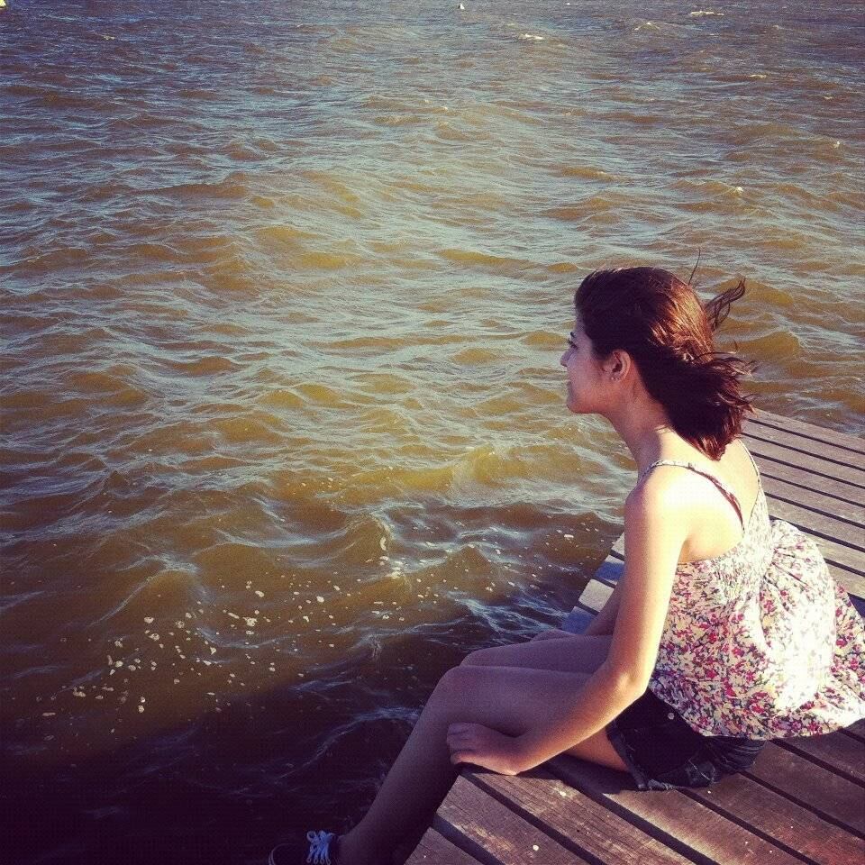 
Ela
relata que o primeiro episódio ocorreu assim que nasceu: com dois
dias, os pais da garota a levaram ao hospital depois que viram a
filha vomitar insistentemente. Sem diagnóstico preciso, Daniela passou
um mês internada na UTI (Unidade de Terapia Intensiva) e saiu da
unidade de saúde com uma sonda no estômago, que a acompanharia até
os 13 anos. Somente aos oito anos, a família conseguiu uma resposta
para os vômitos que faziam a menina ficar semanas afastada das
aulas, por meio de um médico especialista em Botucatu. Tímida,
Daniela teve dificuldades para fazer amigos durante os anos de
escola. Sempre distante por causa das crises, ela costumava se sentir
excluída





— O
meu tempo escolar não foi dos mais felizes da minha vida. Meus
coleguinhas sabiam que eu tinha alguma coisa porque eu faltava muito à aula, minhas professoras até “passavam a mão na minha cabeça”
por causa da minha condição. Mas eu não sabia explicar para eles
o que era. Como cresci em colégio pequeno, eu tinha um estigma por
ser diferente, por ter uma doença e, acho que por causa disso, era
pouco incluída e costumava passar os recreios com minha irmã mais
nova

