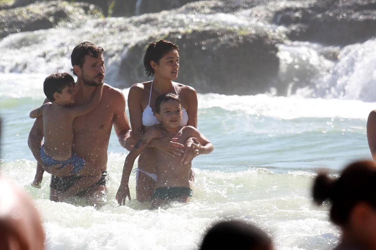 Sophie Charlotte e Daniel de Oliveira se divertem em praia com a família