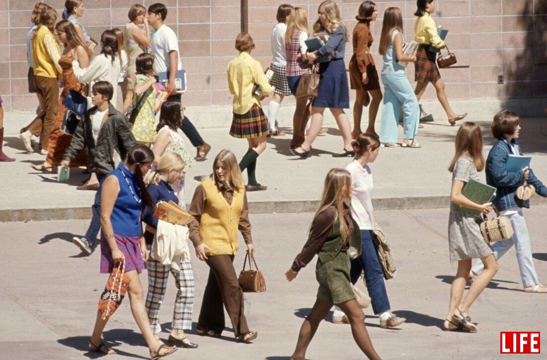 A transformação cultural era uma força irresistível durante os anos 60 nos Estados Unidos. A revolução sexual, a liberação feminina e a explosão da música pop, com a black music e o rock'n'roll afetaram diversas esferas da sociedade, incluindo a maneira de se vestir dos jovens.

A imagem dos estudantes na Woodside High School, na Califórnia de 1969, é uma prova disso