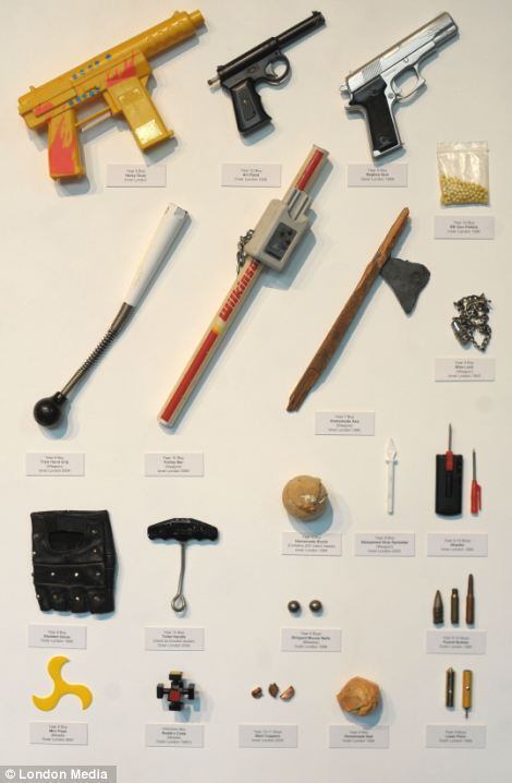 A maioria das armas expostas foram coletadas em escolas que tratam de estudantes com dificuldades comportamentais, emocionais e sociais espalhadas por Londres