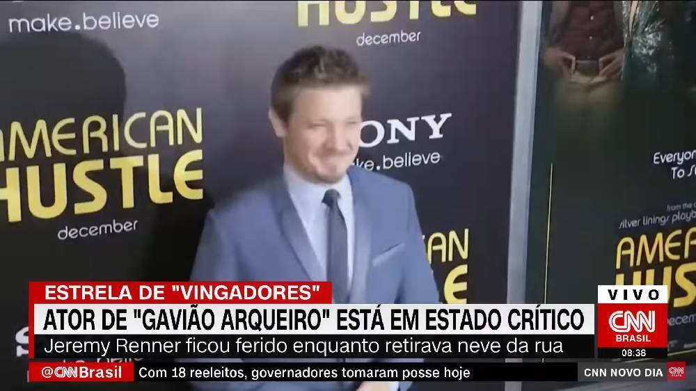 Segundo informações da CNN, o ator ficou gravemente ferido enquanto tentava retirar a neve acumulada de um local próximo de sua casa, com um veículo limpa-neves.