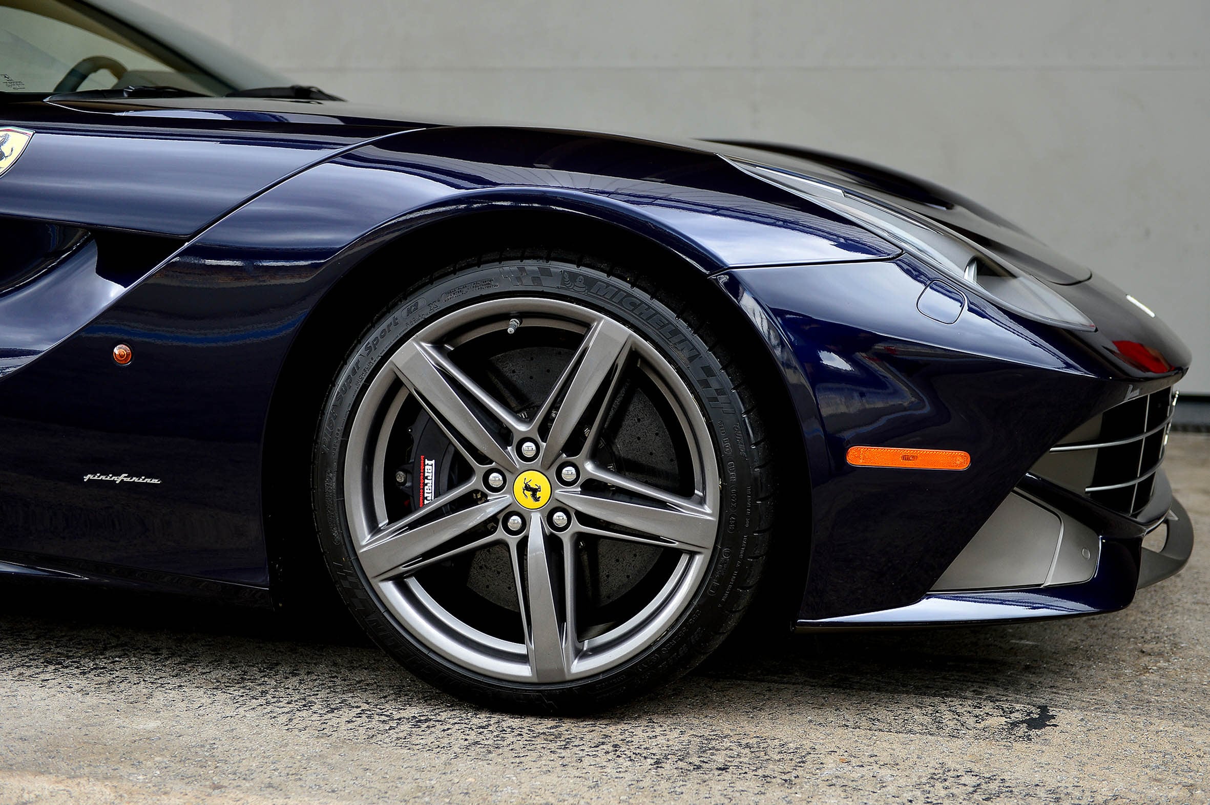 Na frente, as enormes rodas de 20 polegadas calçam pneus 235/35. Atrás a medida é ainda maior: 315/35

Quer ler mais notícias? Acesse r7.com/carros
