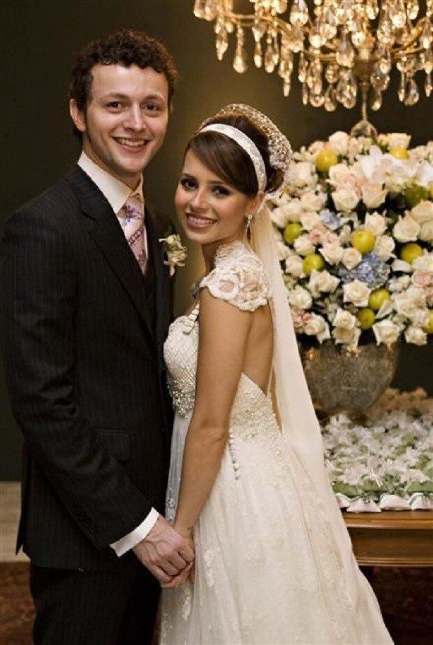 Logo após
o fim da dupla, em 2007, Sandy cuidou da vida pessoal e também da carreira
solo. Ela concluiu a faculdade de Letras, que já tinha iniciado, e se casou com o
músico Lucas Lima