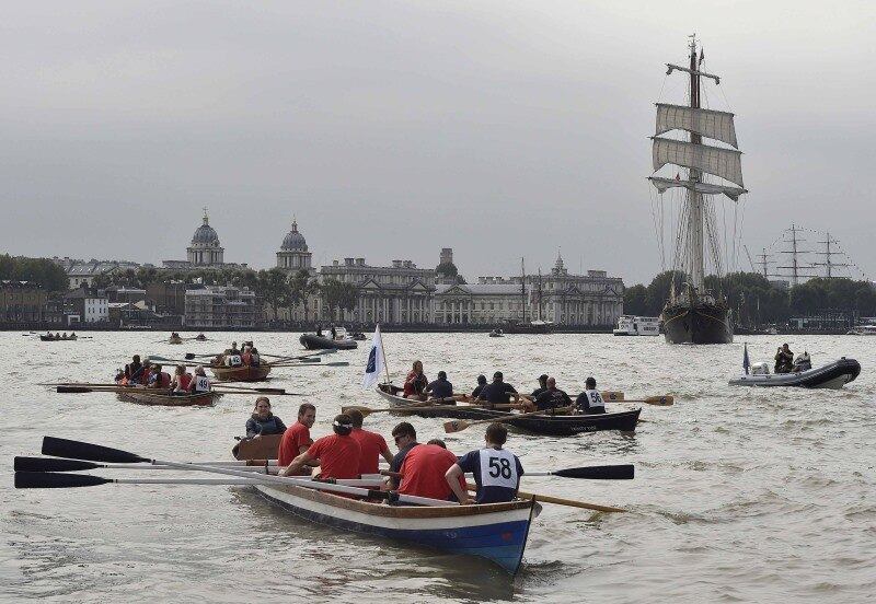 Barcos passam pelo  Royal Naval College em Greenwich,
Londres, na Inglaterra. Mais de 50 embarcações de todo o mundo vão participar
do campeonato Royal Greenwich Tall Ships Regatta 2014 até a terça-feira

 
