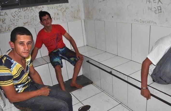 Suspeitos exigiram que os clientes tirassem a roupa para a sessão de tortura com choque elétrico