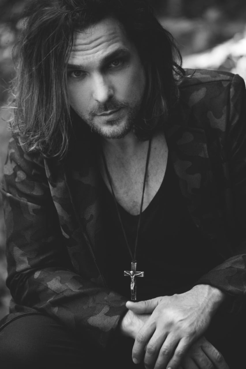 Em 2006, mudou-se para o Rio de Janeiro com o objetivo de se tornar ator. Não demorou muito para que Igor mostrasse seu talento. Em 2010, protagonizou o musical Hair e não parou mais