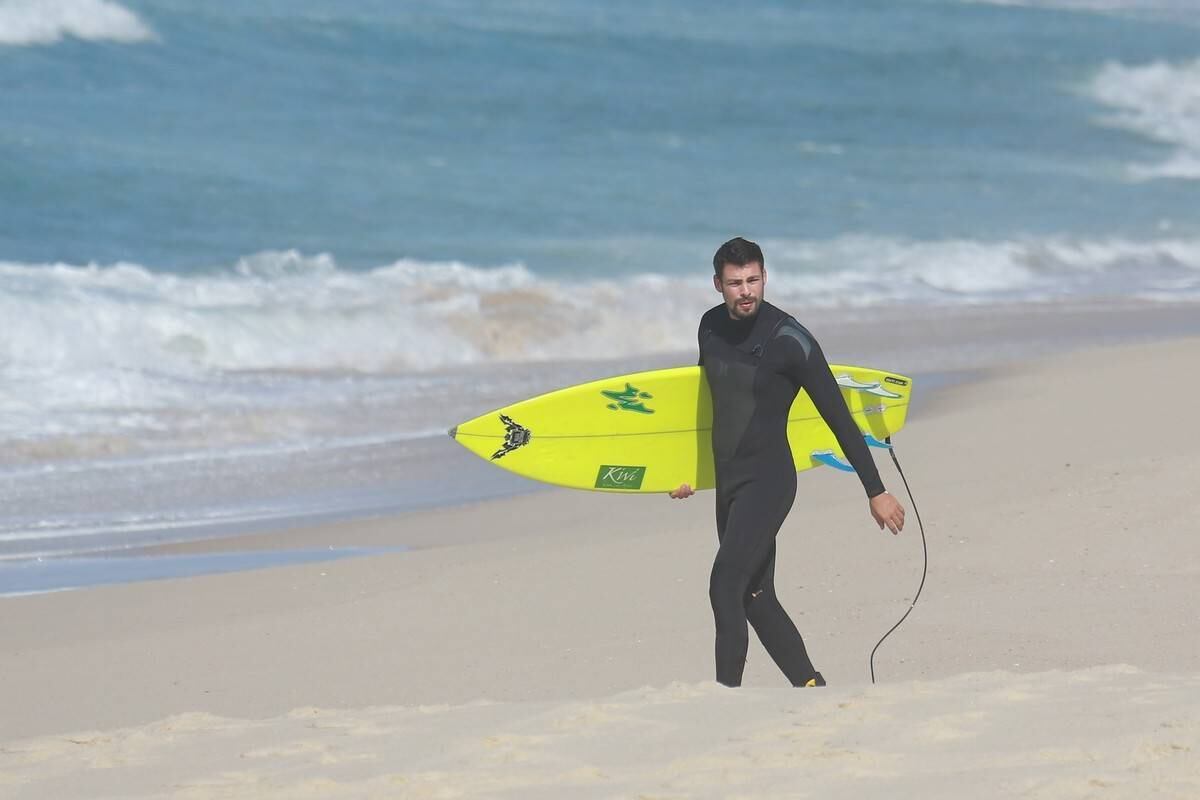 Cauã Reymond surfou no Recreio dos Bandeirantes nesta segunda-feira (21)