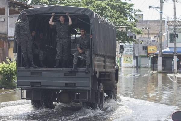 Ruas em Vila Velha permaneciam alagadas neste sábado