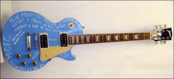 O pior é que esta não é a
primeira vez que o guitarrista zomba um jogador do Manchester United. Wayne Rooney
também passou pela mesma situação quando pediu um ao autógrafo ao ex-integrante
do Oasis. Olha só como ficou o instrumento do atacante depois dos traços do
encrenqueiro. Claro que a sigla do City foi repetida inúmeras vezes
