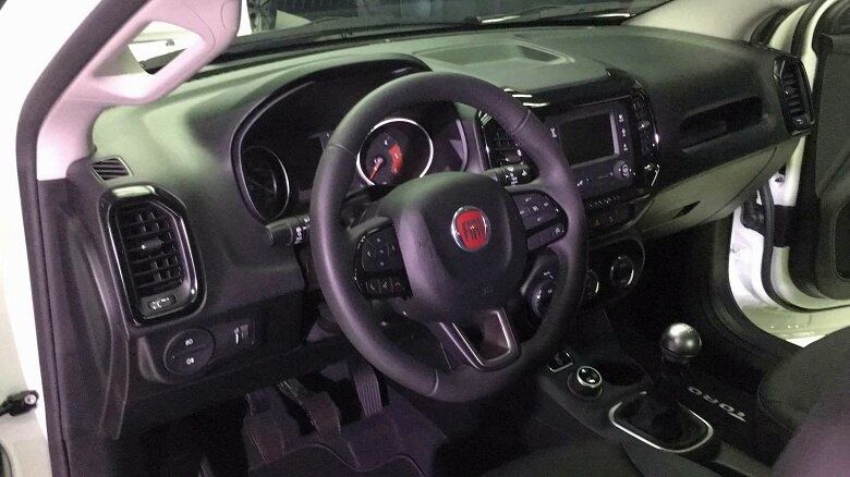 Por dentro, a inédita picape Fiat herda as formas do Renegade, e surpreende no acabamento, com nível de acerto maior que nos compactos nacionais da marca. Há ajuste de altura e profundidade do volante e do assento do motorista e a posição de dirigir é praticamente igual à do Jeep produzido em Pernambuco, com ótimo espaço no banco traseiro. Segundo a montadora, a Toro leva até cinco adultos com ótimo conforto, tal como a Renault Oroch