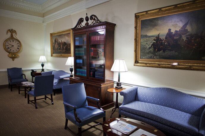 Pelos corredores, no salão oval, nos quartos, observando os quadros, ela desfilará no cenário histórico como se fosse essa sua nova passarela. Tentando, na fonte do passado, se livrar dos rótulos dos que a criticam no presente

Estados indefinidos garantiram vitória de Donald Trump, analisa professor 
