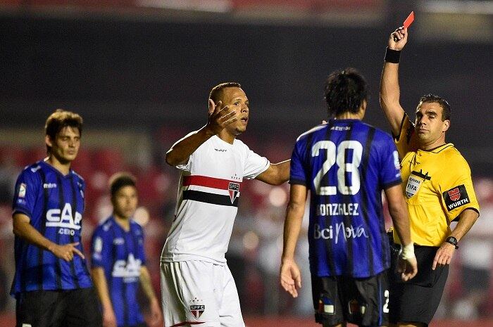 Luís Fabiano está perto de alcançar uma marca histórica no São Paulo, porém, em um quesito nada agradável. Ele pode se tornar o jogador que mais vezes foi expulso na história do tricolor paulista

Veja mais: Sul-Americana pode dar novo ânimo para o São Paulo