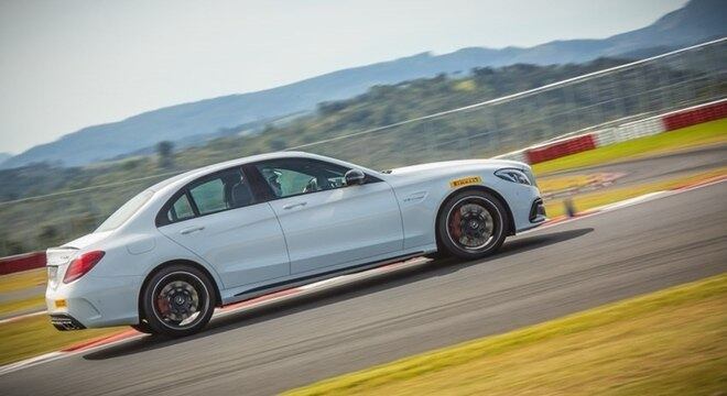Chega a velocidade máxima de 300 km/h