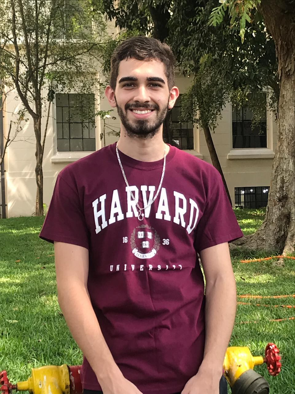 Filho de dona de casa e vendedor de loja de calçados, Raony Ferreira França é estudante de medicina da USP (Universidade de São Paulo) e vende palha italiana – doce feito com brigadeiro e biscoito triturado – para custear a sua ida para a Universidade Harvard, nos Estados Unidos. Até o momento, conseguiu juntar 62,5% - o total do montante é de R$ 80 mil. No mês de outubro, o jovem anunciou que foi aprovado para integrar uma equipe de pesquisa no Centro de Ciências Cardiovasculares Interdisciplinares, em Boston, capital de Massachusetts, nos Estados Unidos