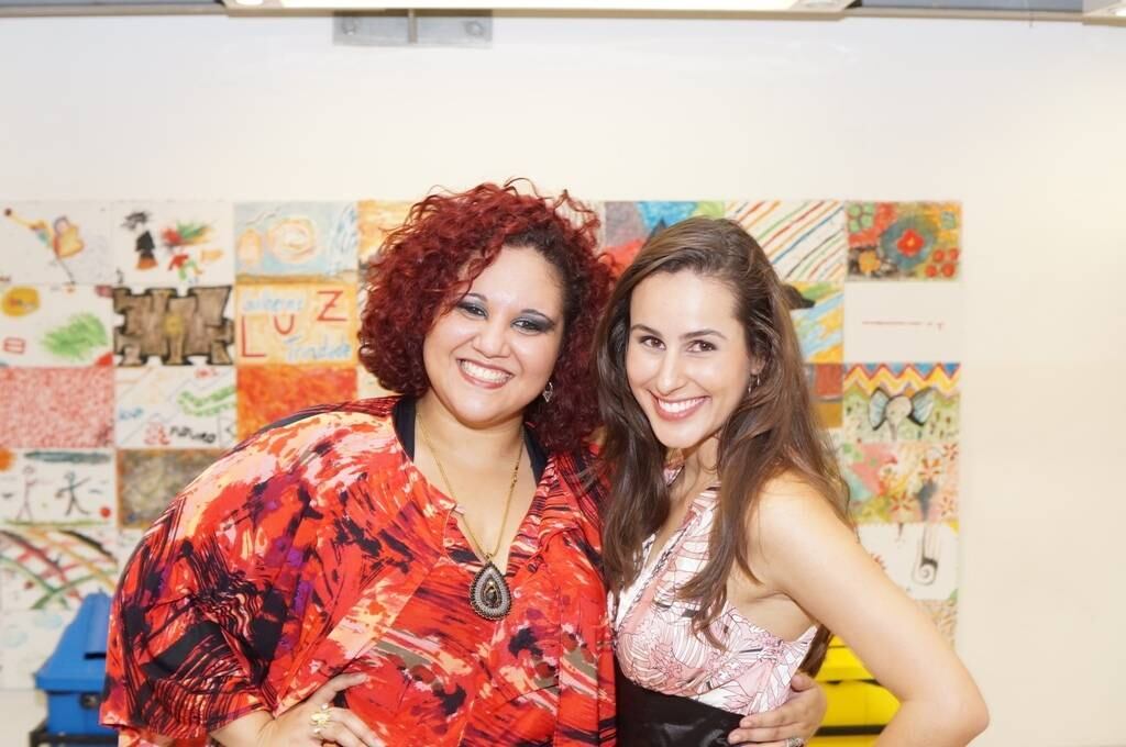 Na peça, as atrizes vivem duas irmãs antagônicas. De
crianças, elas foram meninas prodígio. Hoje, são obrigadas a conviver,
dependendo uma da outra, tendo cada qual sua ideologia e forma de produzir arte. A plateia chega a gargalhar com o drama das duas e as inúmeras referências atuais como a crise hídrica do Estado de São Paulo