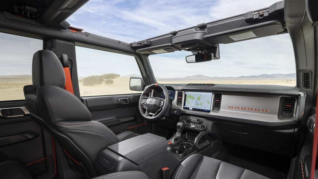 Interior tem uso de fibra de carbono, acabamento com detalhes em laranja, shift paddles e painel digital de 12´´