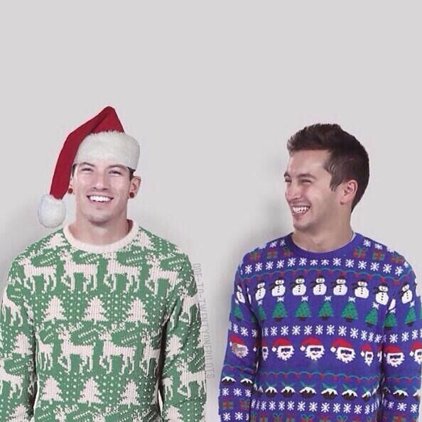 Twenty One Pilots
A dupla também apostou em uma composição própria para celebrar as festas de fim de ano. Em Christmas Saves the Year, os americanos cantam sobre um ano difícil, mas ressaltam o fato de que estar cercado de pessoas amadas no Natal melhora tudo
