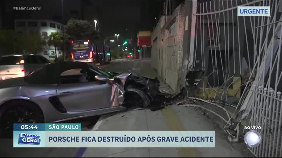 Carro de luxo em alta velocidade fica destruído após bater em portão em Guarulhos