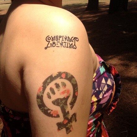 Para ela, qualquer forma de discutir o tema é válida: "A gente imaginava que ia vender só para militantes, mas tem clientes dos mais variados tipos. De velhinho a criança"