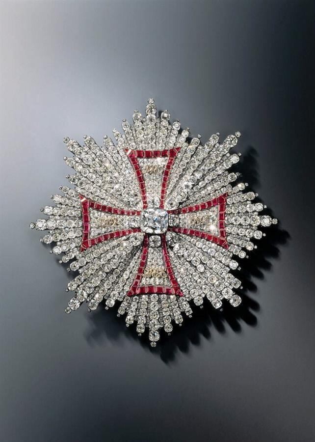 Esta joia também representava o título de Frederico Augusto como cavaleiro da Ordem da Águia Branca da Polônia. A peça, produzida pelo suíço Jean Jacques Pallard, um dos joalheiros mais renomados do século 18, tem um diamante de 20 quilates e uma cruz maltesa feita de rubis