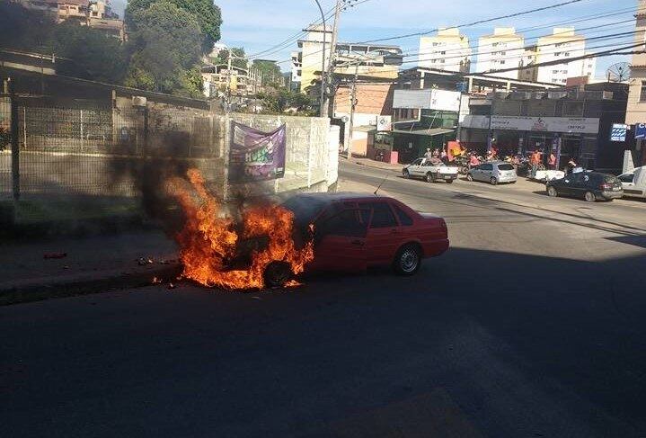 O condutor percebeu que o Santana estava pegando fogo e conseguiu sair do veículo a tempo, sem sofrer ferimentos