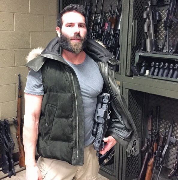 Ele também é entusiasta de armas de fogo

Em desafio, campeão de pôquer mostra que habilidade é mais importante que sorte
