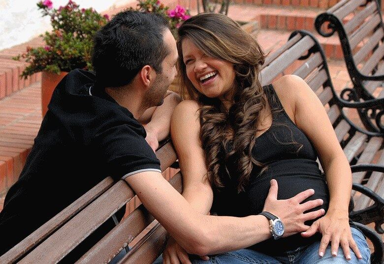 Mariana, que também atua como
doula, lista algumas ações e atividades que podem também auxiliar a estreitar
os laços com o bebê.
- Conversar e acariciar a barriga
durante a gestação é importante e pode ser feito tanto pelo pai quanto pela mãe
- Após o parto, é importante
respeitar a “hora dourada”, momento que ajuda a fortalecer o vínculo afetivo
entre mãe e o bebê. O contato pele a pele imediatamente depois do nascimento é
favorável para isso
- Durante a amamentação, mesmo
que com o uso da mamadeira, é importante estabelecer o contato visual com o
bebê
- A shantala, técnica de massagem
específica para bebês, pode criar um momento de amor, carinho, entrega, além de
transmitir segurança e fortalece o vínculo