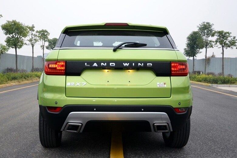 A cópia fiel do inglês já começa pelo nome — Land Wind — e é assinado no mesmo lugar (traseira) do Land Rover

Cuidado, cenas fortes! Pensa num erro que saiu caro! Confira tudo a seguir