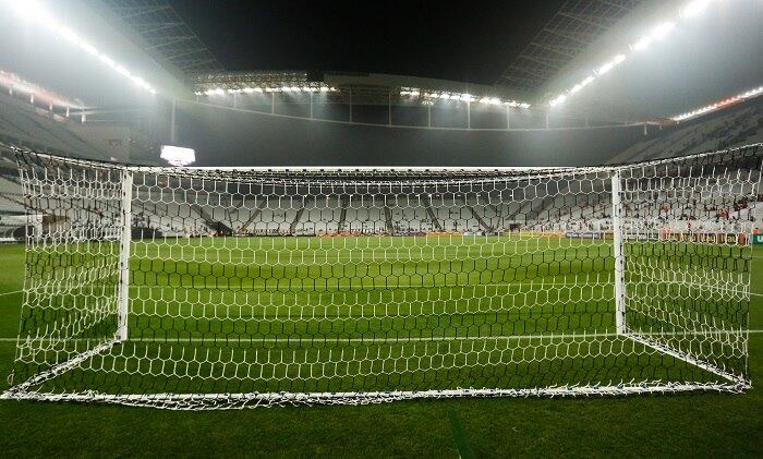 Por muito tempo, os corintianos sofreram com os rivais brincando com o fato de o time não ter um estádio próprio, já que o Parque São Jorge ficou pequeno para a torcida alvinegra e deixou de ser utilizado nos principais jogos do clube. Com a Copa do Mundo de 2014 no Brasil, o Timão viu a oportunidade de erguer uma nova casa, e o projeto realmente saiu do papel. A inauguração, em 18 de maio do ano passado, comemora um ano nesta segunda e não foi das mais felizes para os torcedores. Durante a breve existência, no entanto, a arena já tem muito mais história para contar, com direito a Mundial de seleções, invencibilidade do Corinthians e recentes eliminações da equipe em Itaquera. Relembre a seguir