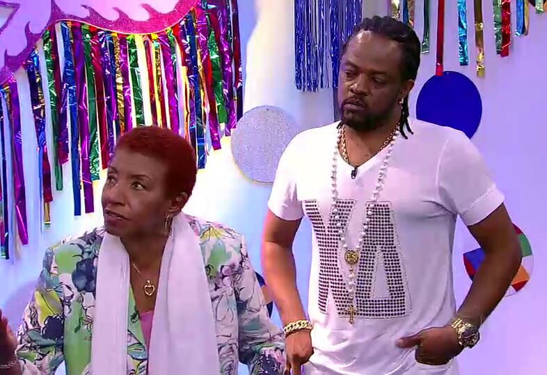 Durante a maior parte do ano, as celebridades têm atenção da mídia e estão em detaque. Por isso, Leci acredita que as meninas das comunidades mereçam destaque no carnaval. 

— De repente, tiraram as meninas das comunidades da frente da escola, elas que são legitimamente da escola, e chamaram celebridades, que estão 363 dias na televisão. Deixa esses dois dias para as meninas, entendeu? Eu acho que tem uma grande injustiça com essas moças que são da comunidade e sabem sambar para valer 

