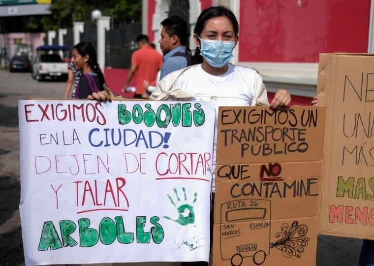 Esta manifestante em San Salvador, capital de El Salvador, pedia em seus cartazes mais árvores e bosques nas cidades e transportes urbanos que causem menos poluição