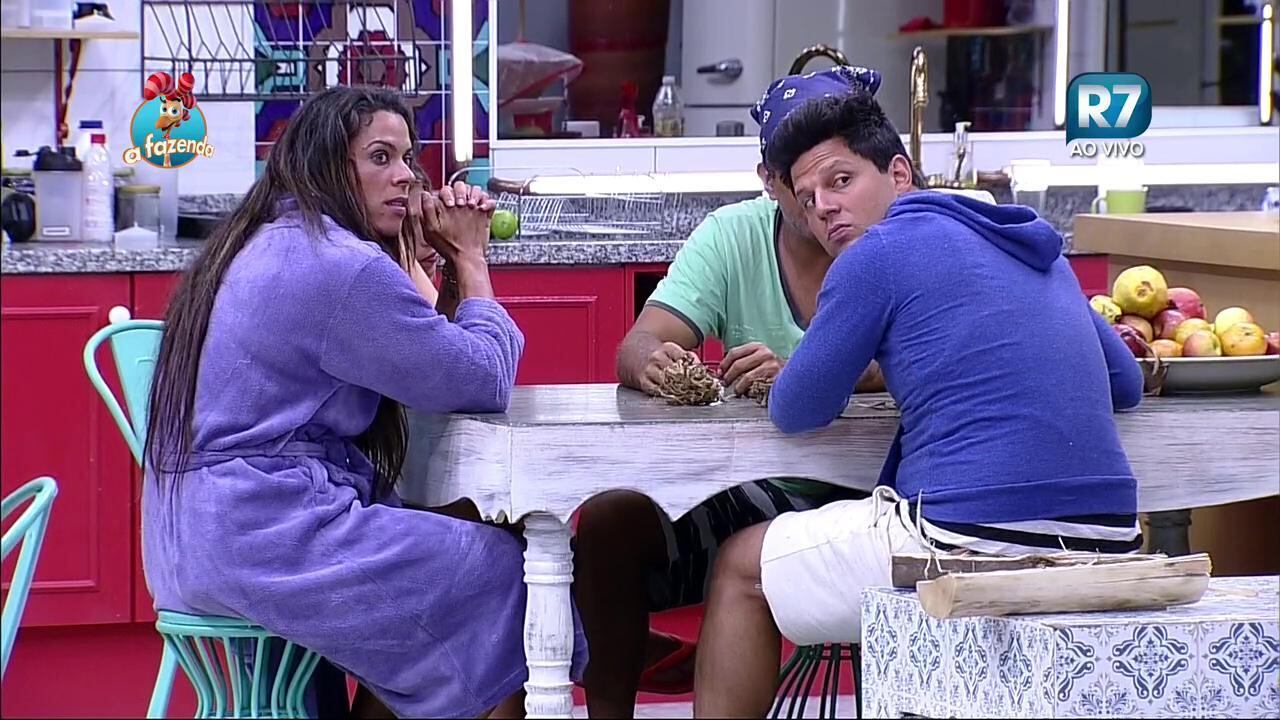 Porém, como as coisas nunca são totalmente tranquilas em A
Fazenda, de repente, o clima mudou. Ovelha, que dormia no quarto, se levantou e
foi em direção aos peões. Interrompendo a conversa do grupo,
o cantor chegou dando a impressão de que falaria algo despretensioso, mas não
foi bem isso que aconteceu
+ Revoltados! Peões pedem a saída da Fazendeira do reality
+ Douglas sensualiza para Rayanne e Luka na festa do Pijama
+ Ana Paula e Luka abrem Festa do Pijama com debate sobre os peões
+ Barraco histórico entre Ovelha e Luka marca visita de Geraldo Luís
