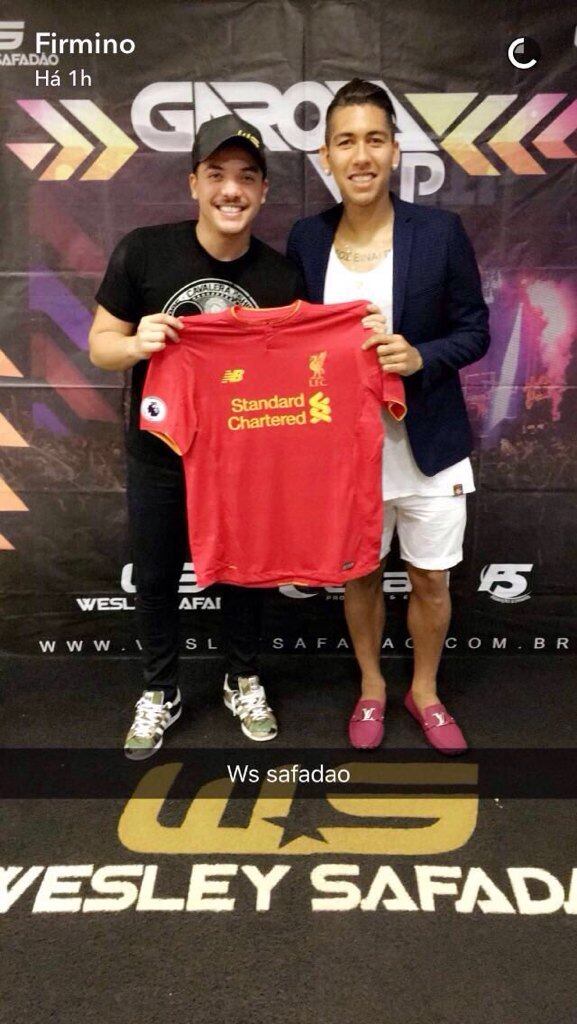 Outro parça de Safadão é Firmino, atacante do Liverpool, que por sinal mostrou muito estilo ao se vestir