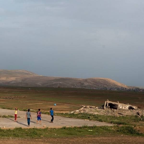 O fotógrafo J.B. Russel, da Califórnia, nos Estados Unidos, fotografou um campo de refugiados sírios no Iraque. Apesar da longa distância do Brasil, ele disse que a paixão por futebol é intensa no local. A foto foi postada logo antes da abertura da Copa, na última quinta-feira (12)