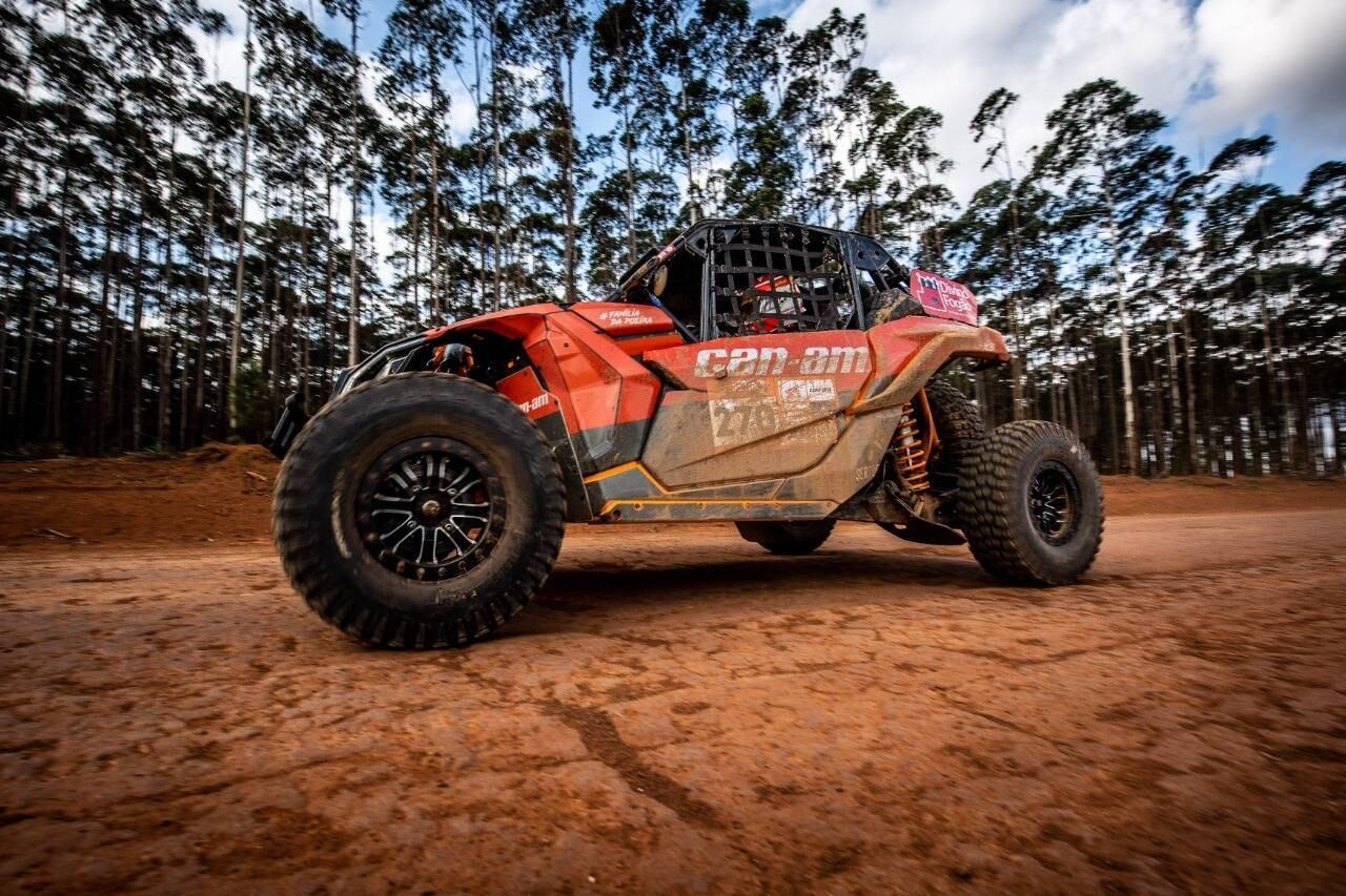 O Maverick X3 é um UTV que pode ter uso misto, mas especialmente mas estradas de terra, onde realmente está seu DNA