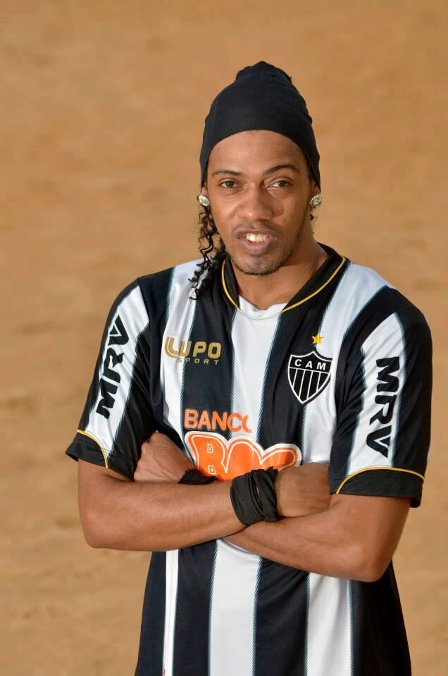 9. Ronaldinho Gaúcho Cover
Ele sempre foi parecido com o meia, mas ficou conhecido do público quando Ronaldinho passou pelo Atlético-MG, time pelo qual o sósia torce