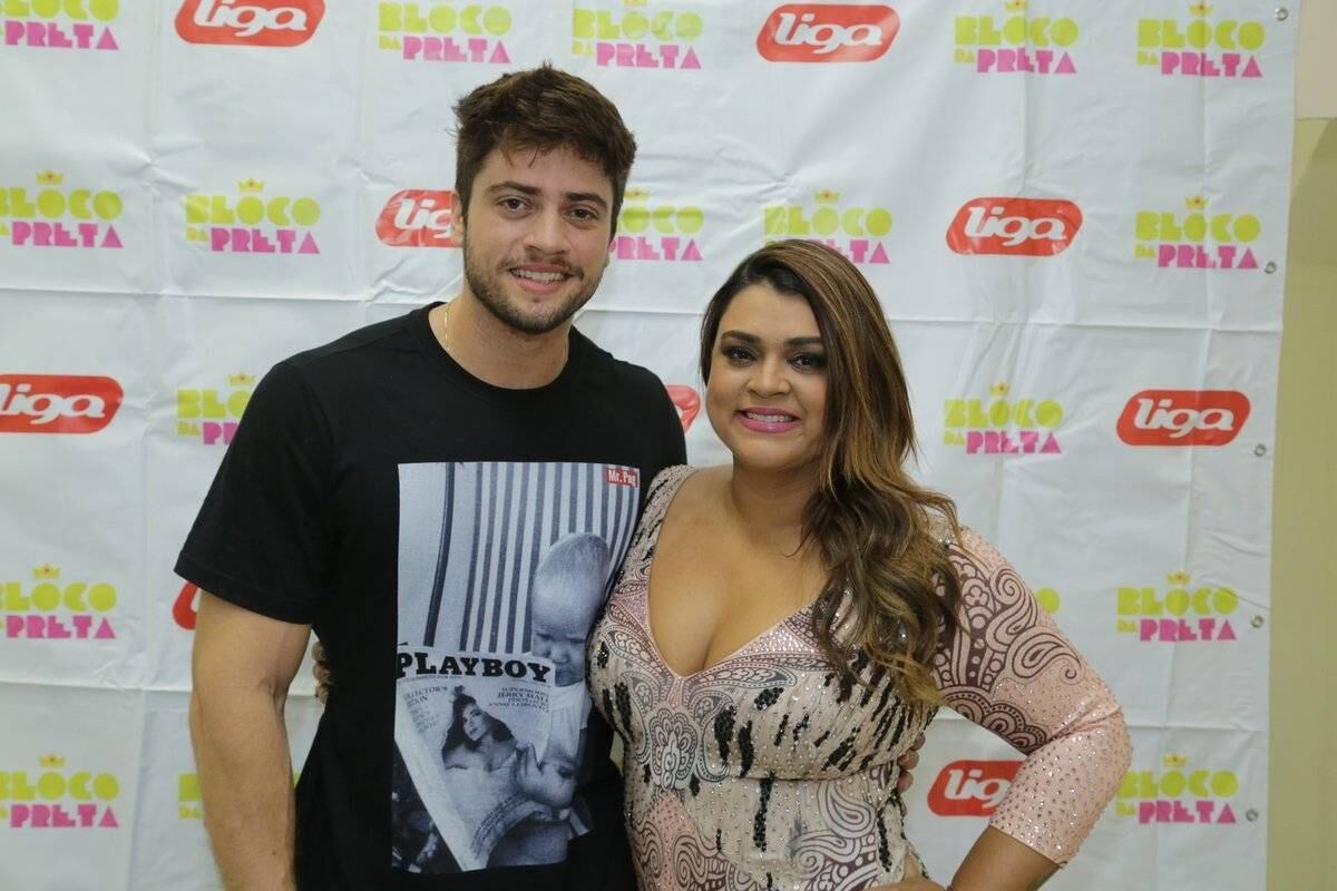 Preta também ganhou o carinho do noivo