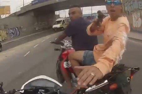Dupla foi filmada roubando moto na zona leste de São Paulo