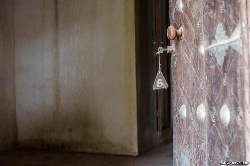 Ante a instabilidade no norte do país, muitos governos ainda advertem
contra a ida de turistas a grande parte do Mali, incluindo Djenné, a
região Dogon e a cidade histórica de Timbuktu