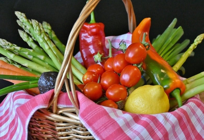 A nutricionista Ellis Silva revela que qualquer pessoa pode fazer o regime, que é altamente saudável e o mais indicado para a população. "É um estilo de vida saudável, onde a gente faz essa redução dos carboidratos, e onde você tem a perda de peso, o emagrecimento saudável, e tenta manter pro resto da vida", comenta