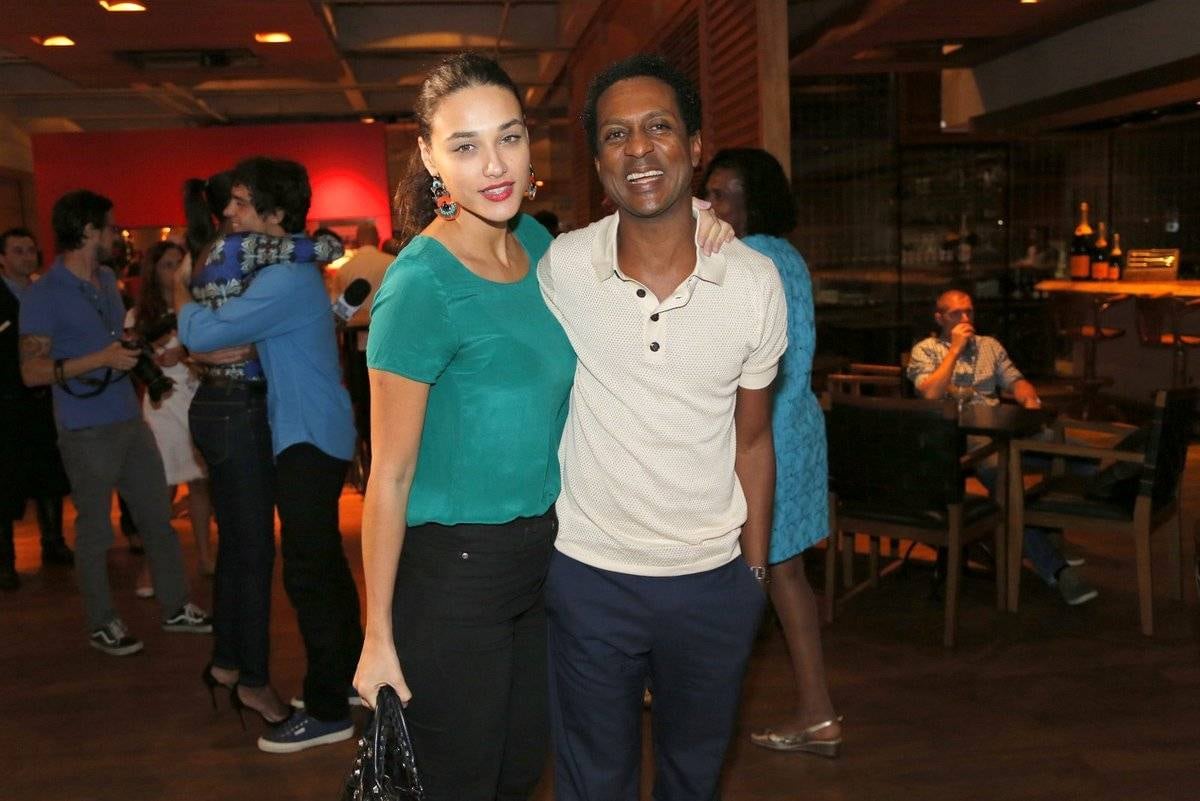 Débora Nascimento fez pose com Luis Miranda