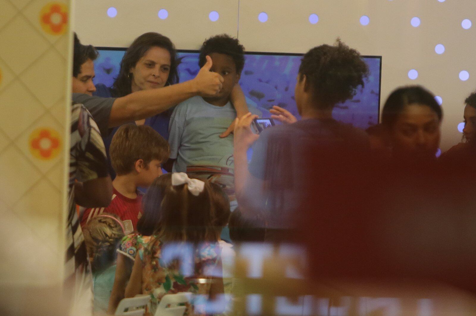 Drica Moraes comemora aniversário do filho adotivo em parque infantil