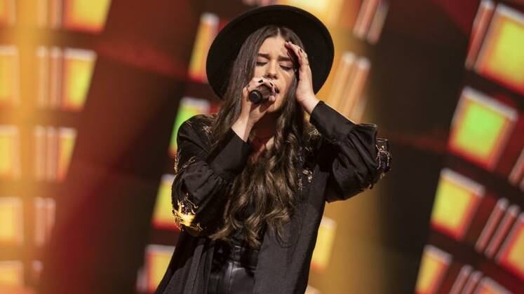 Rock é definitivamente o estilo de Julia Peret! Ela escolheu o sucesso Cry Baby, de Janis Joplin, e conquistou 93 jurados 