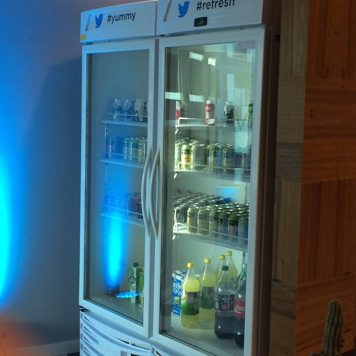 Em vários ambientes há geladeiras cheias de guloseimas. O conceito é que as pessoas possam conversar mais e esses espaços sejam um "motivo" para essas reuniões