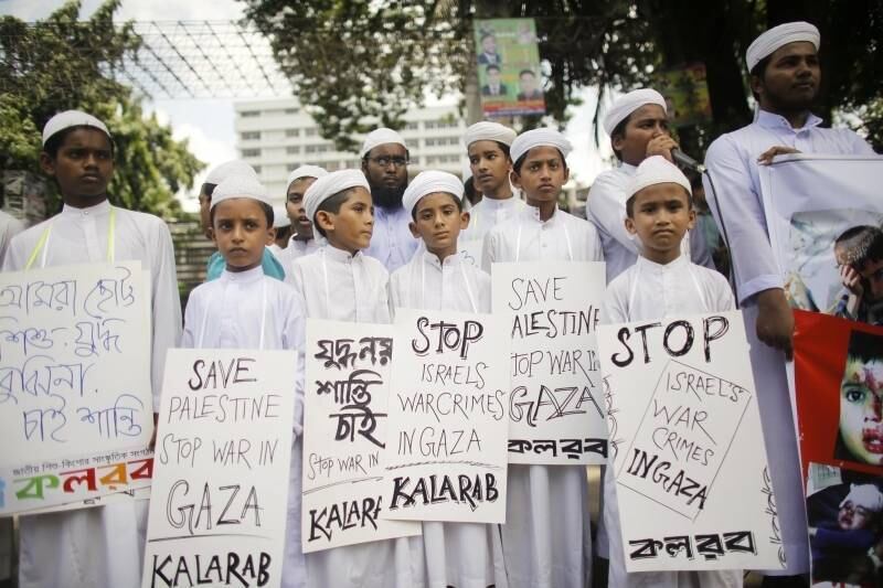 Membros do Kalarab, uma
organização cultural jovem, seguram cartazes durante protestos em Daca,
Bangladesh, e pedem pelo fim do bombardeio israelense na Faixa de Gaza
