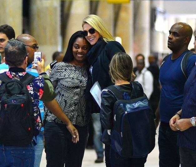Amiga dos fãs

Além de suas inúmeras qualidades, Ana dá um show à parte quando o assunto são os seus fãs. A apresentadora é sempre carinhosa e receptiva com eles, tirando selfies e sendo simpática 