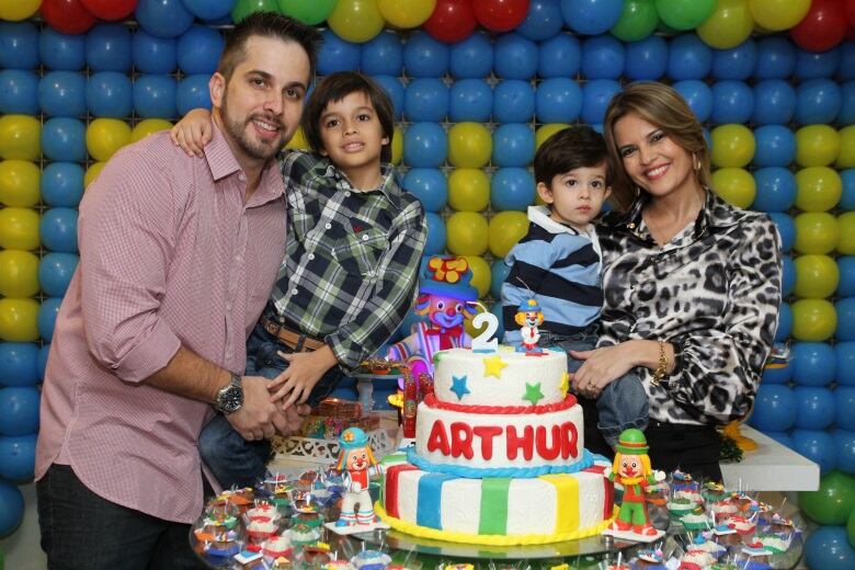 Raquel Nunes posa com o marido, Bruno Novaes, e os dois filhos, Bernardo e Arthur