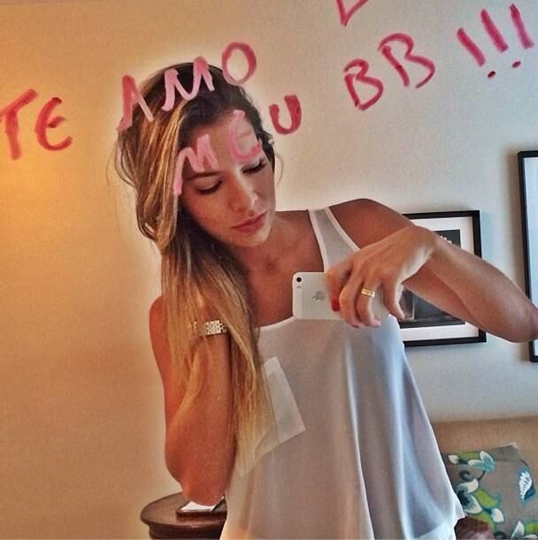 Ex-BBB Adriana recebe declaração de amor e mostra foto