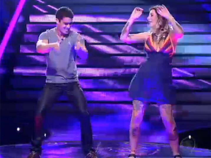 Emma, uma das mulheres que manteve o totem aceso, o convidou para uma performance curiosa:

— Você é a coisinha mais linda dançando, mandando beijinho para todas — disse ela que o chamou para dançar Lepo-Lepo, do Psirico

+ Vídeo: Cuidados com o corpo conquistam mulherada e Eliedson se dá bem

+ Siga o Me Leva Contigo no Twitter

+ Curta o Me Leva Contigo no Facebook
